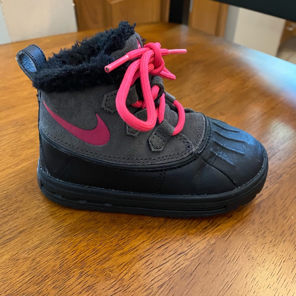 Nike little girls size 81/2 boots
